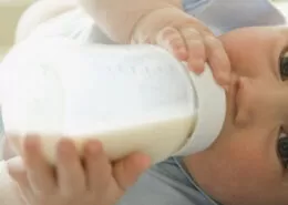 Süt alerjisi olan bebekleri hangi besinlerden korumalıyız